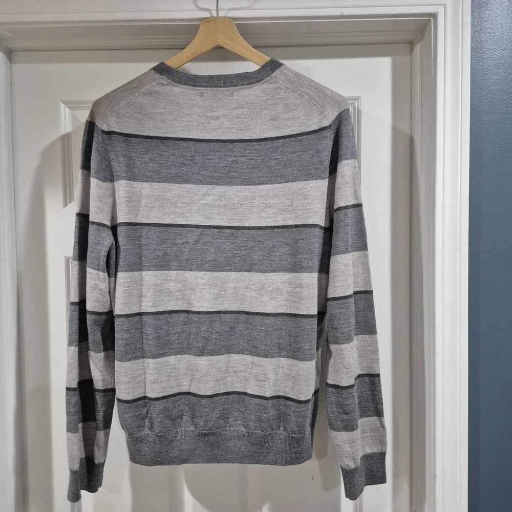 Banana Republic Sweater Mens XL Gray‎ Merino Wool Extra Fine V-Neck Lightweight